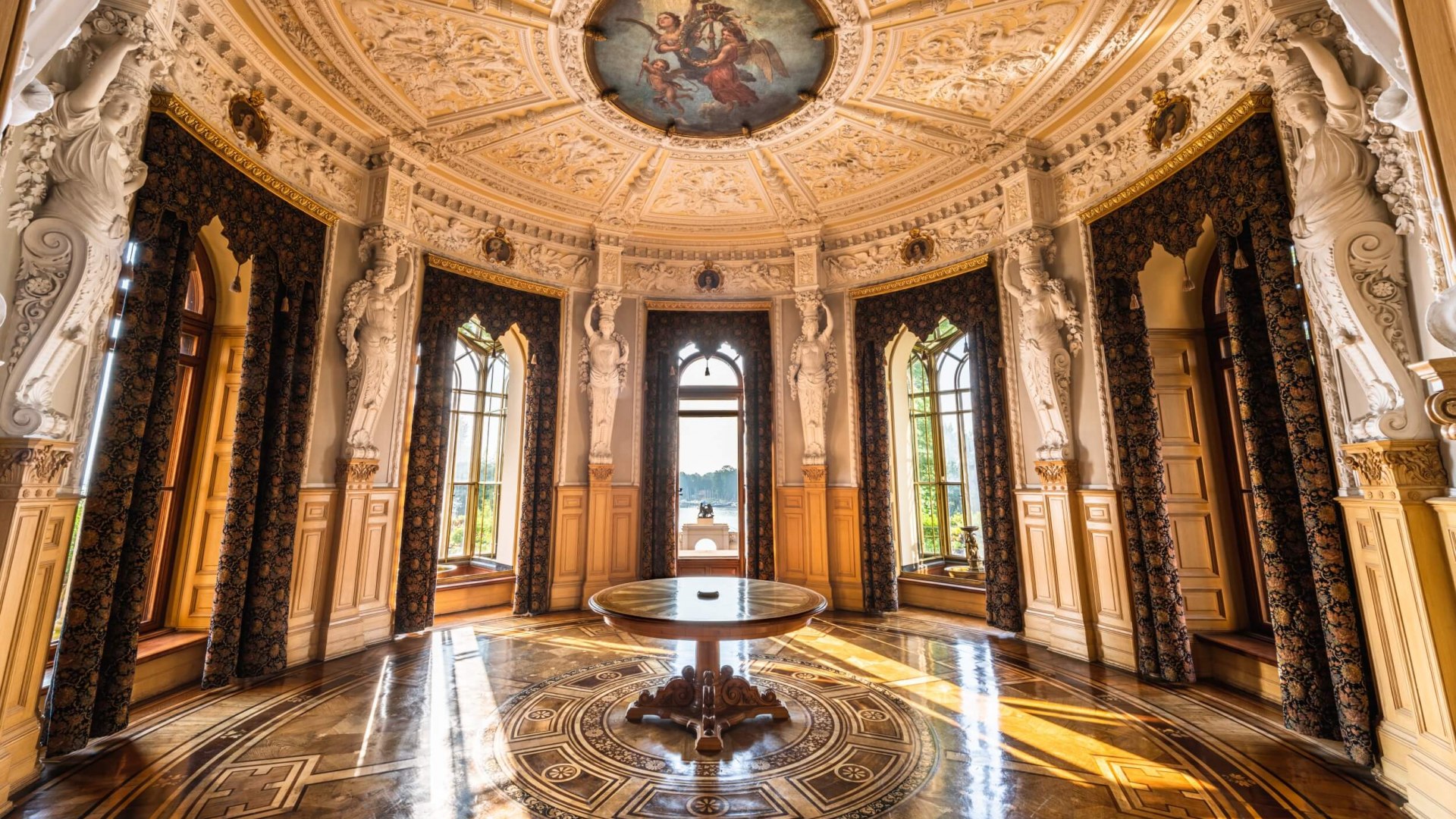 Frederik Frans II bouwde de bloemenkamer voor zijn eerste vrouw Auguste.