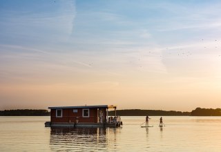 Wakacje na łodzi mieszkalnej to czysty relaks - pośród pięknej przyrody Müritz i Pojezierza Meklemburskiego., © TMV/Kirchgessner