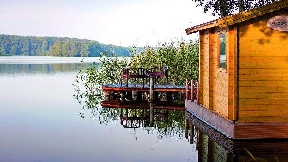 Wyjątkowy rodzaj sauny: pływająca sauna nad jeziorem z pomostem kąpielowym, © Seehotel Frankenhorst