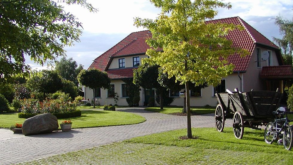 The courtyard with a view of the yellow main house // © Wittenberghof The courtyard with a view of the yellow main house // © Wittenberghof