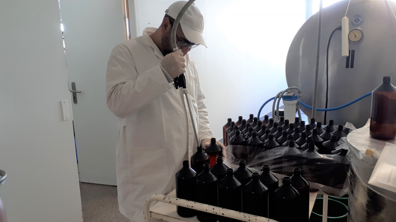 Kruidenbessen bottelen met de hand, &copy; Ostsee-Probiotika GmbH