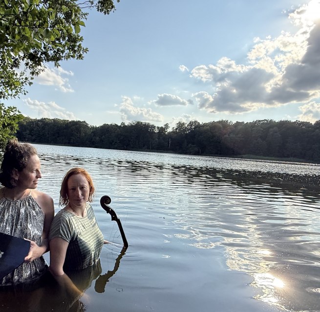 Sonja Lena Schmid und Anne von Twardowski, Gründerinnen von "Rauschen am See", am Neuenkirchener See // © Mohrmann Sonja Lena Schmid und Anne von Twardowski, Gründerinnen von "Rauschen am See", am Neuenkirchener See // © Mohrmann