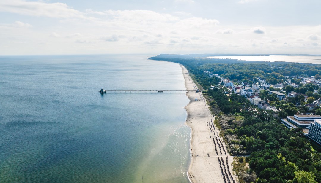Widok z lotu ptaka na plażę i molo w Zinnowitz na wyspie Uznam z widokiem na Morze Bałtyckie i nadmorski las.
