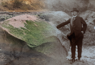 Fotocollage van een oude foto van Eugen Geinitz op een rotsblok met een moderne foto., © Müritzeum