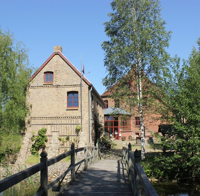 Die Wasserburg Liepen und das Gesindehaus kann man vom Park aus über eine kleine Holzbrücke erreichen. // © Burmeister Die Wasserburg Liepen und das Gesindehaus kann man vom Park aus über eine kleine Holzbrücke erreichen. // © Burmeister