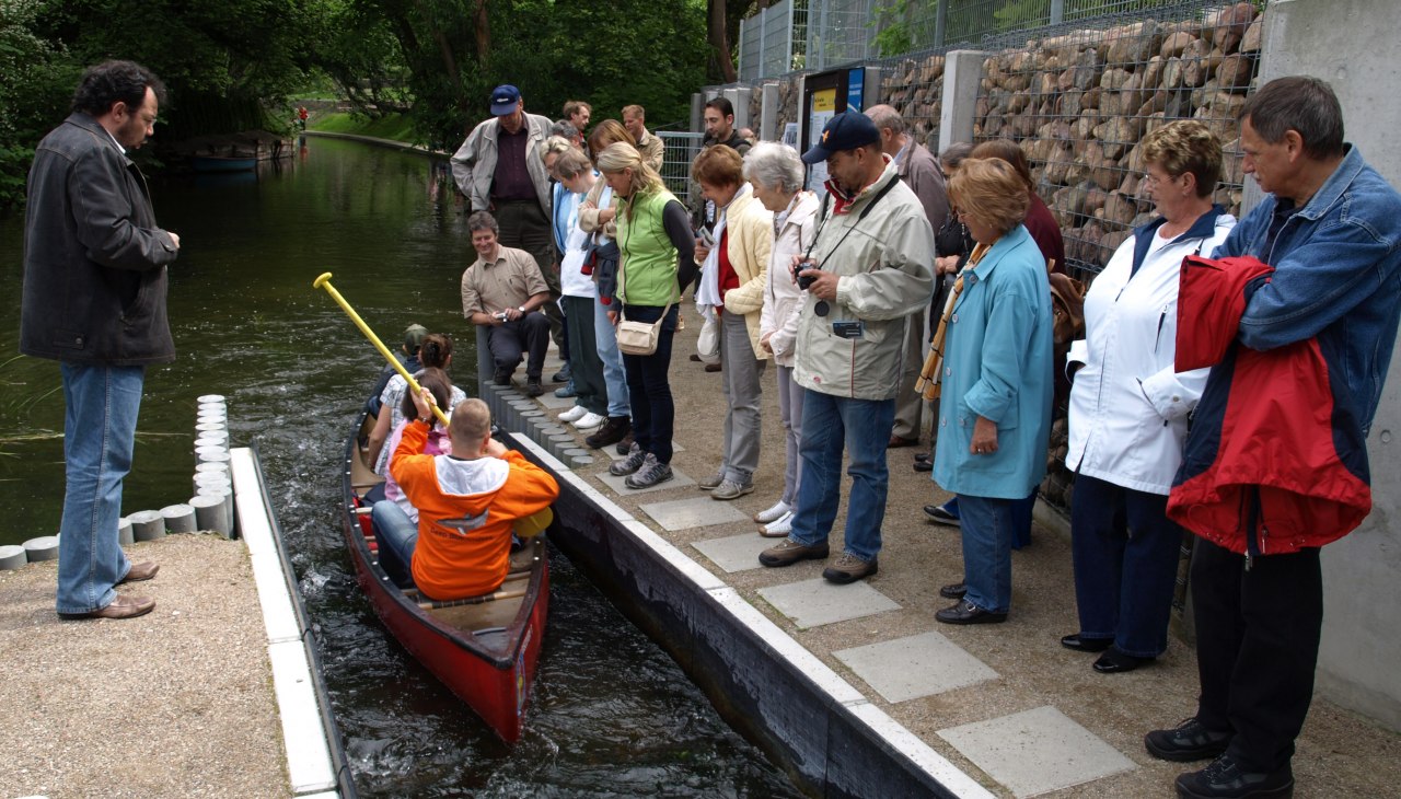 toeschouwers kijken naar de eerste oversteek van de viskano, © REGiO Nord mbH
