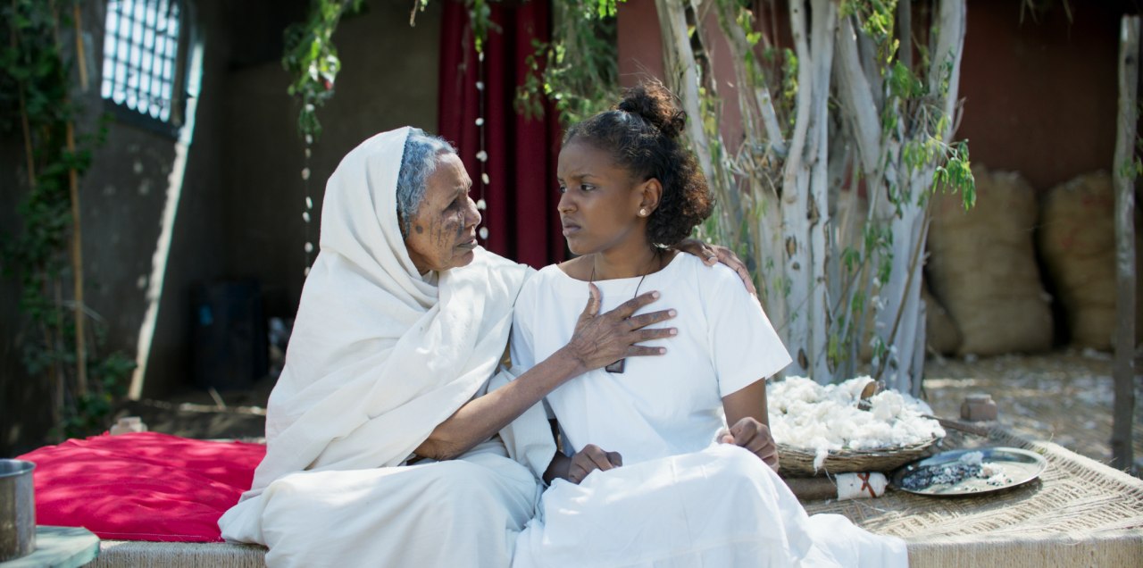Nafisa’s grootmoeder Al-Sit is de gerespecteerde matriarch van het Soedanese dorp en geeft haar kennis door aan haar kleindochter. Die heeft echter haar eigen ideeën over het leven. // © Frida Marzouk Nafisa’s grootmoeder Al-Sit is de gerespecteerde matriarch van het Soedanese dorp en geeft haar kennis door aan haar kleindochter. Die heeft echter haar eigen ideeën over het leven. // © Frida Marzouk