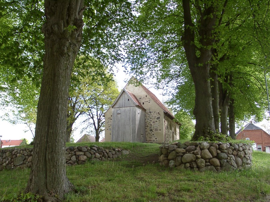 Tramm dorpskerk met klokkentoren, © Foto: Karl-Georg Haustein