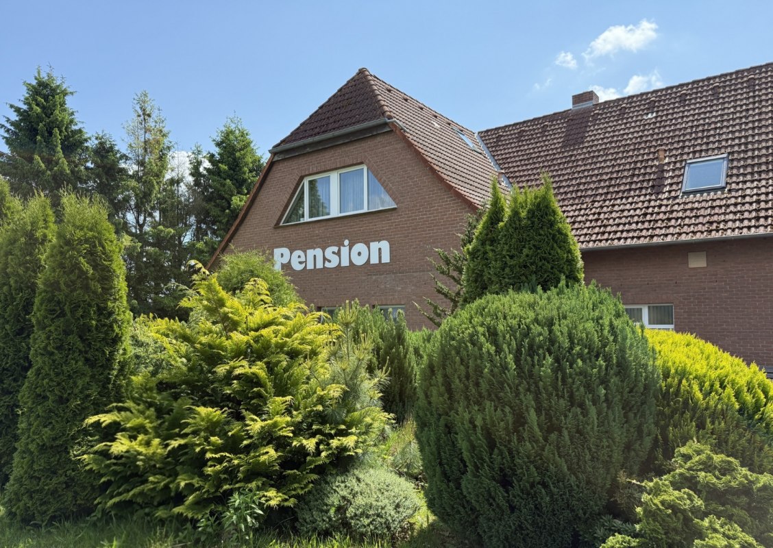 Widok pensjonatu od frontu // &copy; &copy; 2026 WBS Immobilienservice GmbH