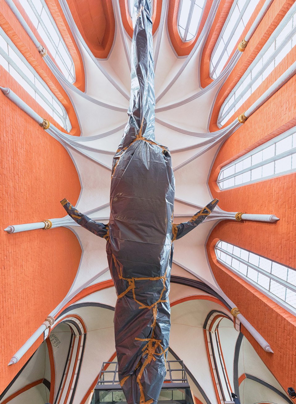 Rynek rybny? Wcale nie: aby chronić cenny szkielet płetwala - zwierzę zostało odkryte u wybrzeży Rugii w 1825 roku - najpierw zapakowano go w nieprzezroczyste opakowanie, &copy; Anke Neumeister