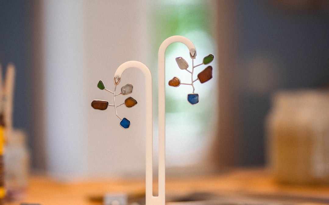 Individually crafted: silver earrings with pieces of glass collected from the Baltic Sea beach., © Jessica Bröckl