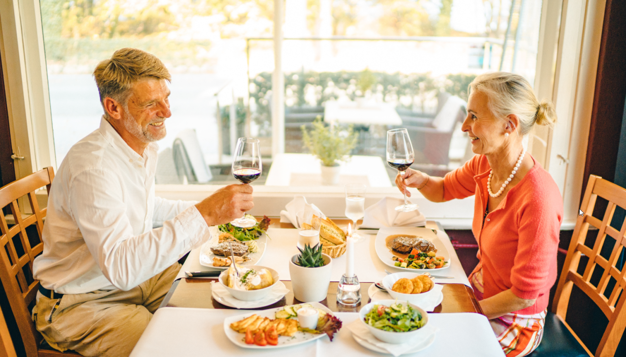 2025-04-24 10_00_04-Im Bülows Steak-Restaurant im Ostseebad Kühlungsborn_7 __ At Bülow's steak resta, © TMV/ Petermann 2025-04-24 10_00_04-Im Bülows Steak-Restaurant im Ostseebad Kühlungsborn_7 __ At Bülow's steak resta, © TMV/ Petermann