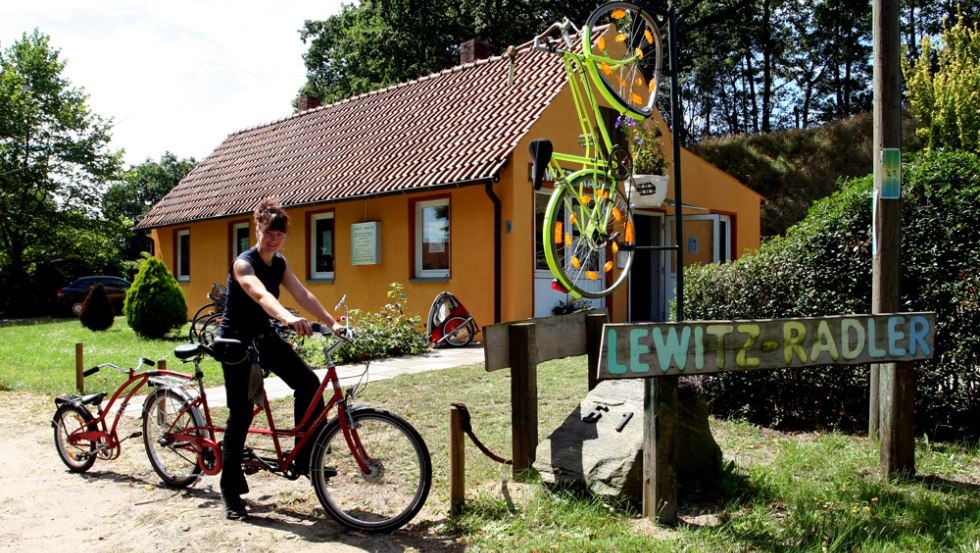 Owner Sandra B&ouml;hm on a rental tandem with trailer // &copy; LEWITZ-RADLER / Ottmann