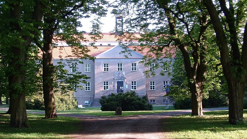 Kastanjelaan naar Griebenow barok paleis met portaal en erehof, © Barockschloß zu Griebenow e.V.