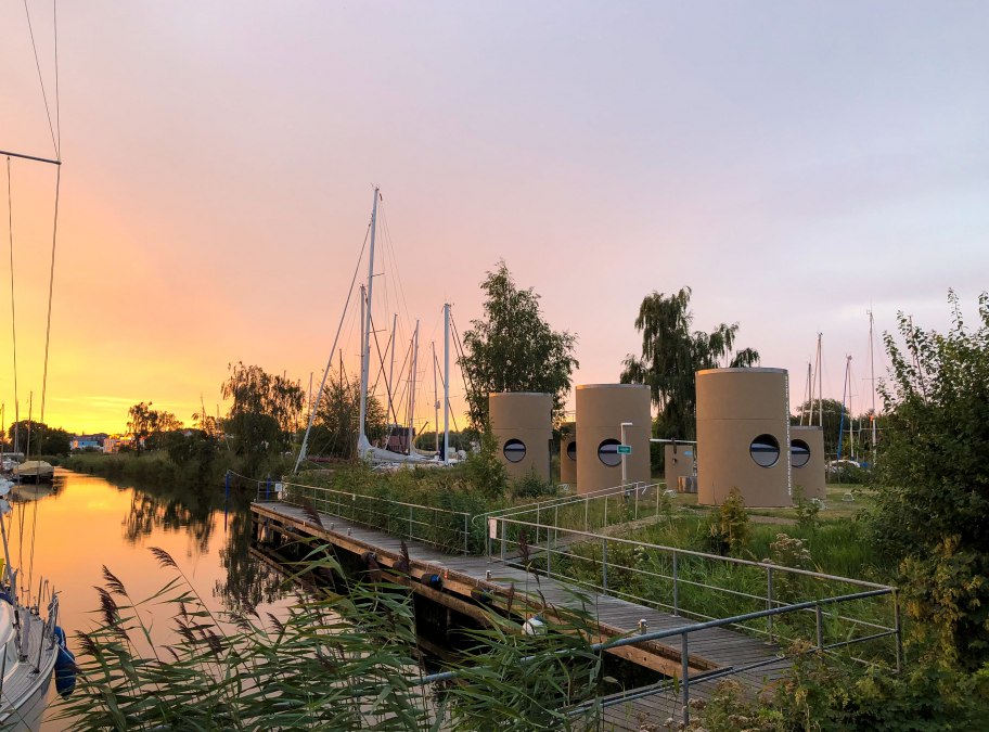 Spanie między jachtami żaglowymi, © slube Spanie między jachtami żaglowymi, © slube