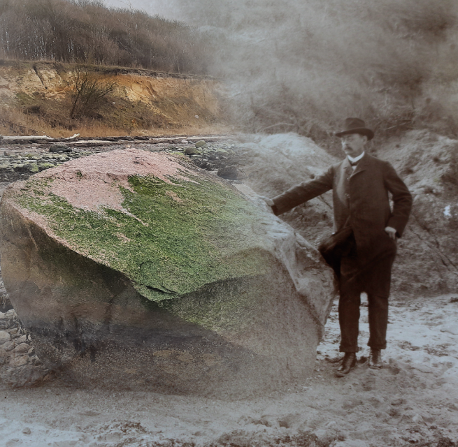 Fotocollage van een oude foto van Eugen Geinitz op een rotsblok met een moderne foto, © Müritzeum Fotocollage van een oude foto van Eugen Geinitz op een rotsblok met een moderne foto, © Müritzeum