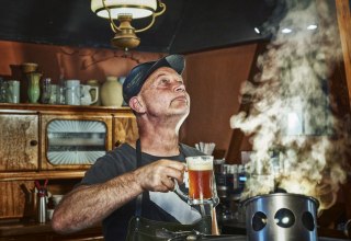 The master brewer enjoying his work. // © MV-T/pocha.de The master brewer enjoying his work. // © MV-T/pocha.de