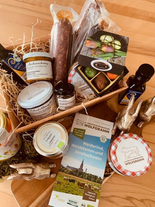 Niewielki wybór produktów, zapakowanych tutaj w pudełko GenussBox, jest również dostępny w regionalnym sklepie WOLFGRAMM., © Dörte Wolfgramm-Stühmeyer