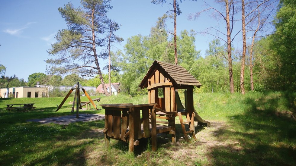 Speeltuin op het ruime terrein. Daarnaast ligt de minigolfbaan en de camping., © DJH MV / Danny Gohlke
