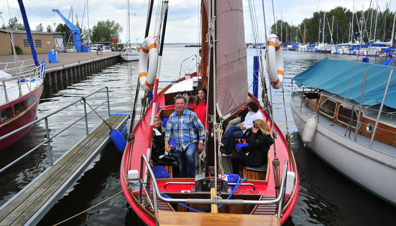 Zeesboot Ghost in de haven van Mönkebude - begin van de tocht op de Lagune van Szczecin, © Holger Martens Zeesboot Ghost in de haven van Mönkebude - begin van de tocht op de Lagune van Szczecin, © Holger Martens