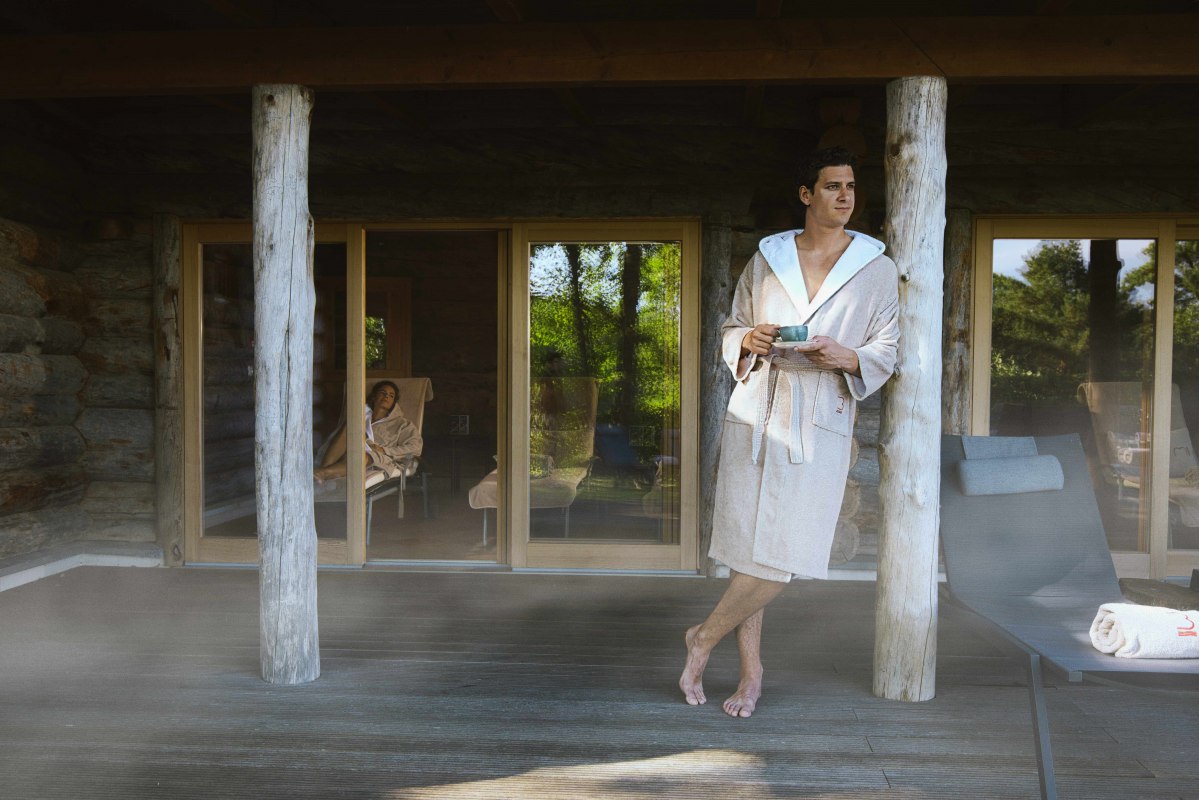 mann_vor_sauna_bademantel, © Hotel Bornmühle mann_vor_sauna_bademantel, © Hotel Bornmühle