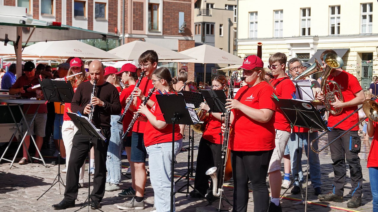Muzyka dęta na starym rynku w Stralsundzie // &copy; Mp