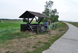 Überdachte Picknickstation am Deich beim Hohen Norden // © Ummanz-Information/Bordych Überdachte Picknickstation am Deich beim Hohen Norden // © Ummanz-Information/Bordych