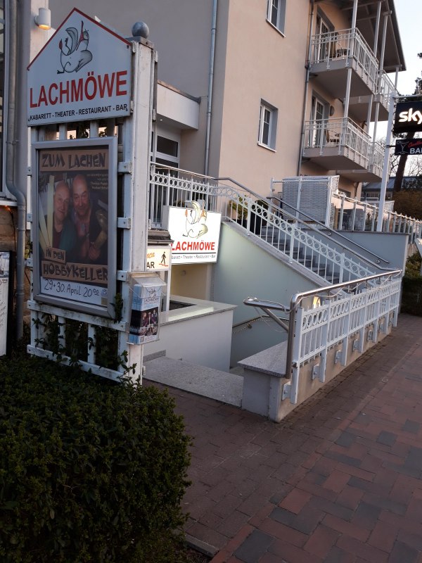 Wejście do kabaretu Lachm&ouml;we // &copy; Lachm&ouml;we