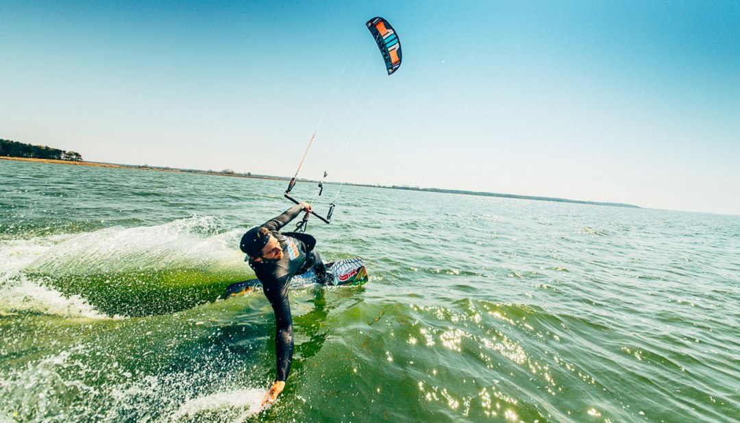 Kitesurfers in de Saaler Bodden in de zon