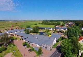 Flygfoto &ouml;ver hotellomr&aring;det // &copy; Familien Wellness Hotel Seeklause