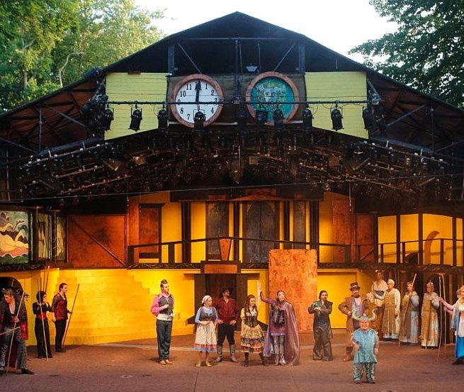 Podczas Vineta Festival na scenie Morza Bałtyckiego w Zinnowitz historia bitwy opowiadana jest nie tylko słowami, ale także muzyką i tańcem // © Jens Koehler/Vorpommersche Landesbühne Podczas Vineta Festival na scenie Morza Bałtyckiego w Zinnowitz historia bitwy opowiadana jest nie tylko słowami, ale także muzyką i tańcem // © Jens Koehler/Vorpommersche Landesbühne