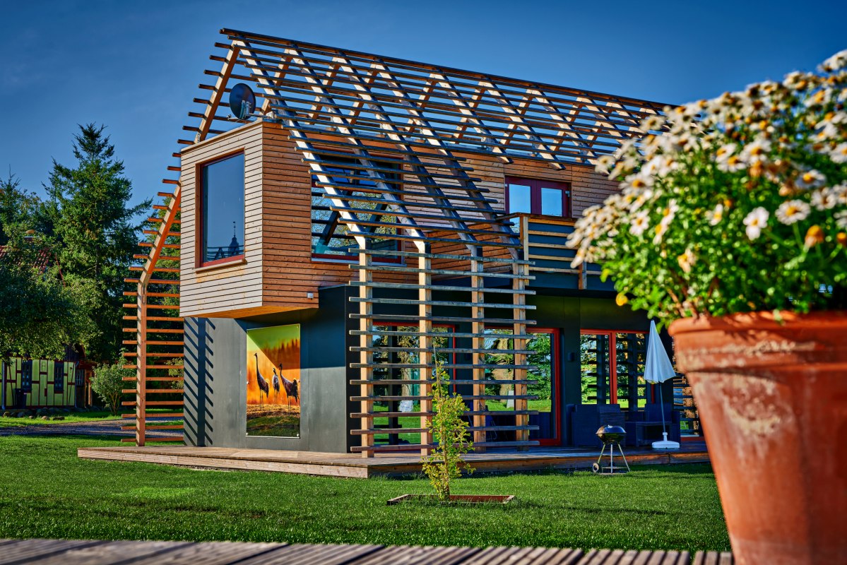 Modern chalets on the grounds of the Wendorf Amber Castle // &copy; Bernsteinreiter
