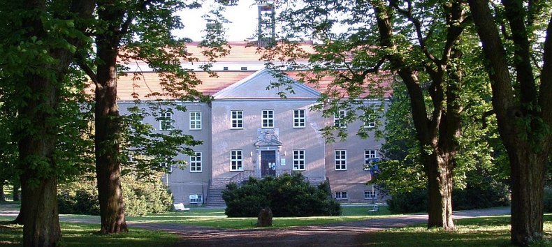 Kastanienallee zum Barockschloss Griebenow mit Portal und Ehrenhof // &copy; Barockschlo&szlig; zu Griebenow e.V.