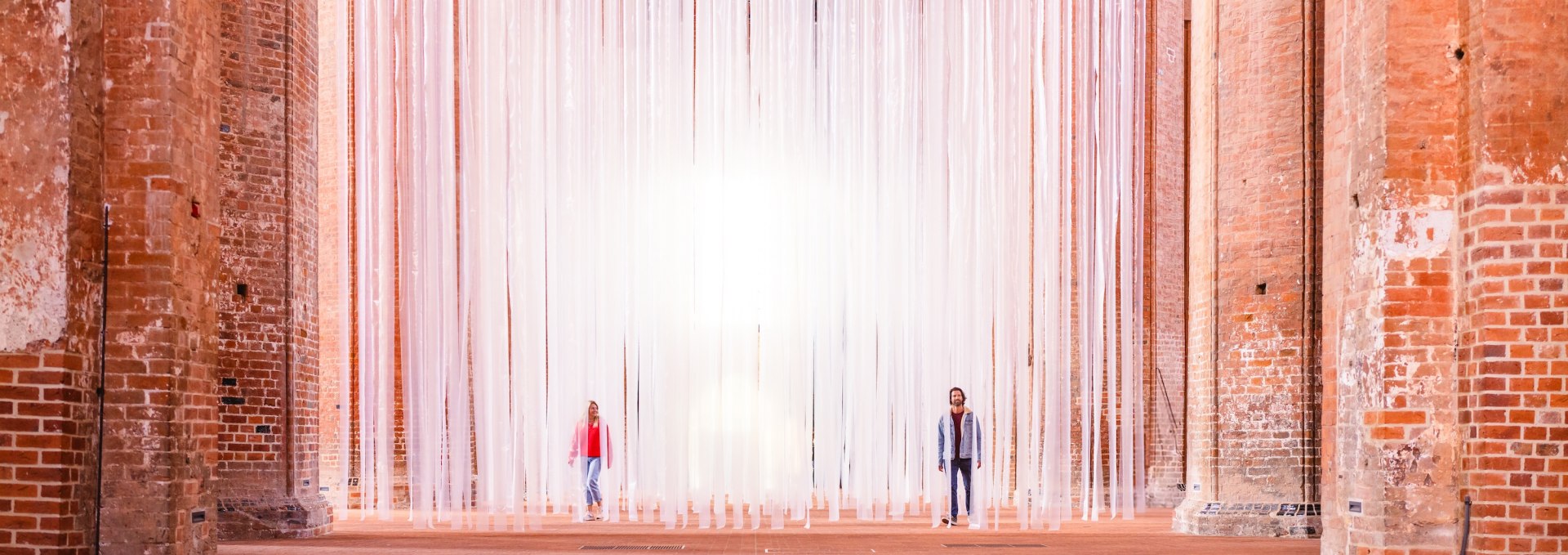  Luchtige kunstinstallatie van transparante stroken in de historische Sint-Joriskerk in Wismar.