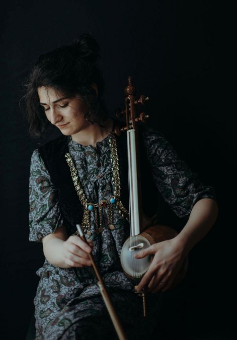 Elham Hamedi z perskim camanche, © Elham Hamedi