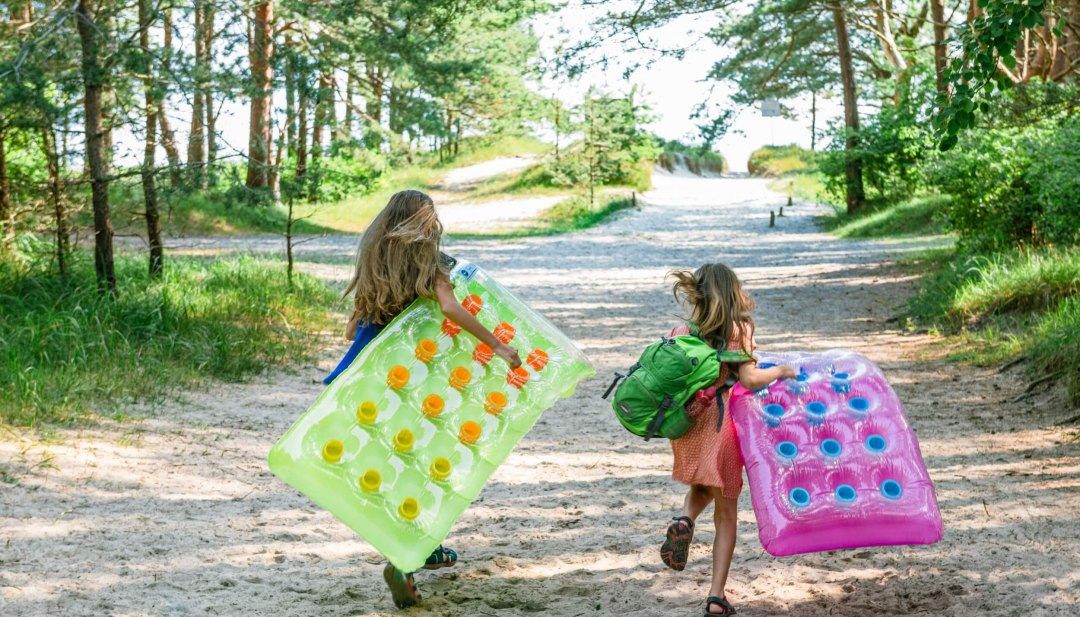 Oostzee met luchtbedden: Josi en Luna op het strand van Usedom.