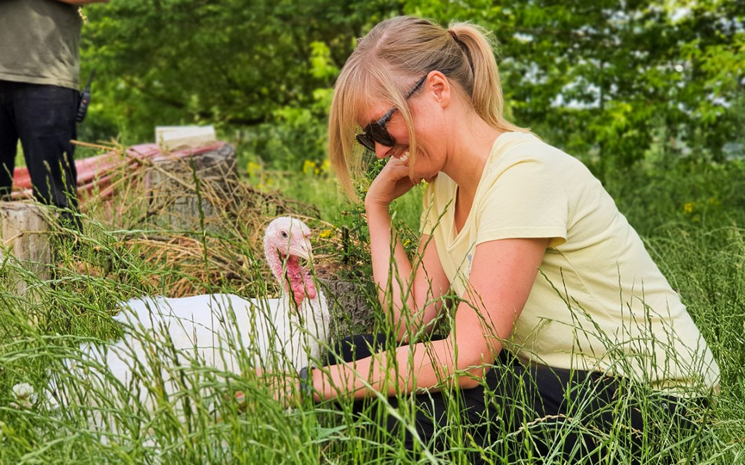 03_Land-der-Tiere_Pute_Odette-und-Besucherin, © Land der Tiere