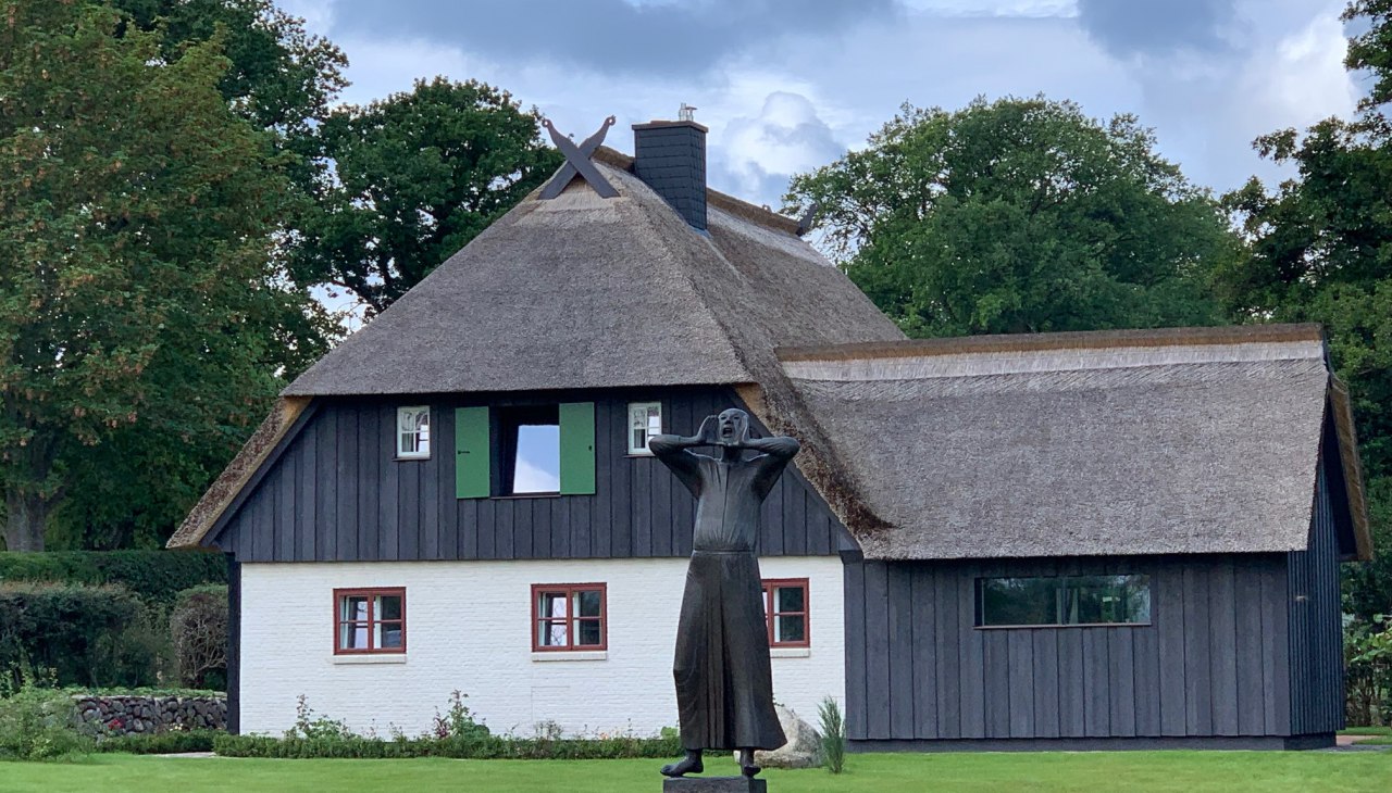 Gerhard Marcks House 2019 with bronze sculpture "The Caller", cast of the sculpture by Gerhard Marcks, &copy; Torsten Fr&uuml;hauf