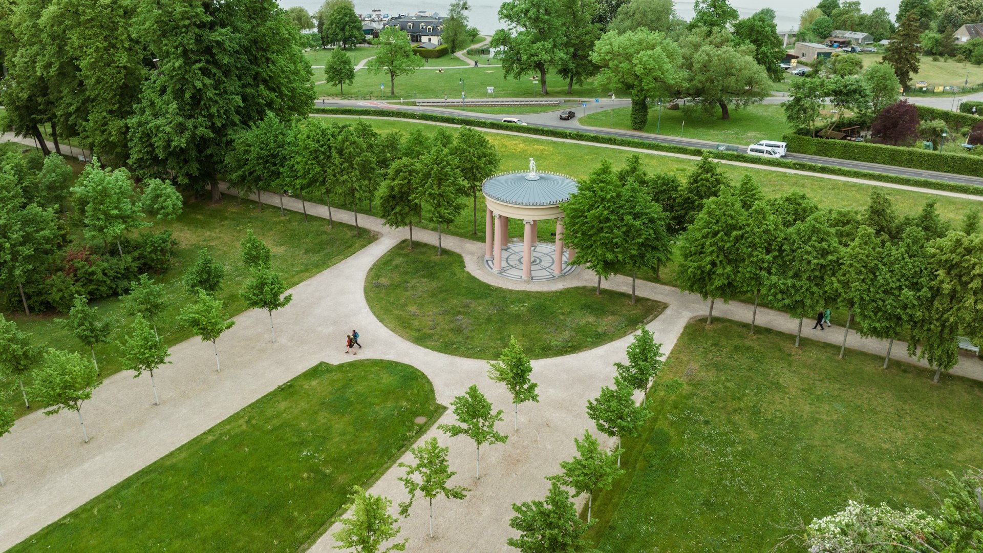 A good starting point is Neustrelitz, which can be reached quickly from Berlin by ICE train. The two friends start their hike on the nature park trail here in the Hebetempel in the chic baroque garden., &copy; TMV/Gross