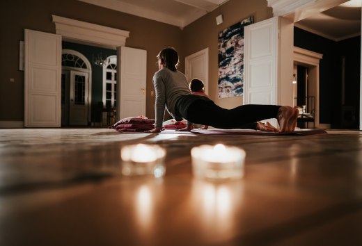 Yoga in de ontspannen sfeer van het landhuis Pohnstorf - rust en mindfulness in harmonie met de historische ambiance en het gezellige kaarslicht., © 1000seen.de Yoga in de ontspannen sfeer van het landhuis Pohnstorf - rust en mindfulness in harmonie met de historische ambiance en het gezellige kaarslicht.