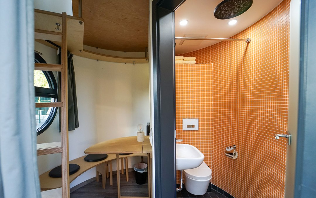 Begane grond in het slube hotel met douchecabine en WC., © slube
