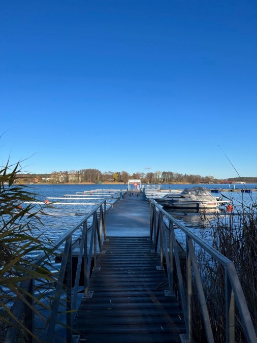 Nabrzeże w miejscu odpoczynku dla pieszych wędrówek wodnych w Malchow, © Tourist-Information Malchow