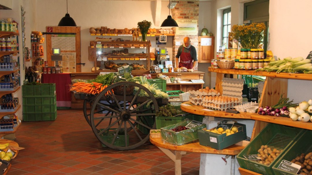 Selection of fresh fruits and vegetables, © Biofrisch Nordost