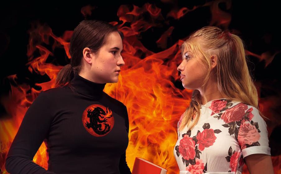 Gina Montag (Klara Gaikowski) en Clarisse McClellan (Hedy Haug), © STiC-er Theater e.V.