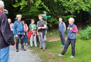 Wanderer bei einer kurzen Rast // &copy; Touristik Lohme