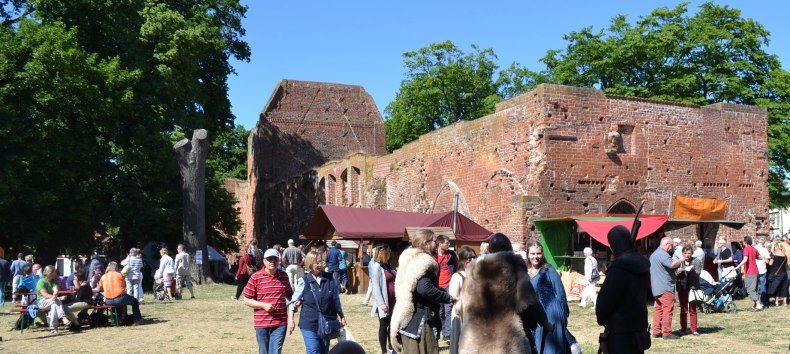 Buntes Markttreiben auf dem Eldenaer Klostermarkt 2016 // © Universitäts- und Hansestadt Greifswald Buntes Markttreiben auf dem Eldenaer Klostermarkt 2016 // © Universitäts- und Hansestadt Greifswald