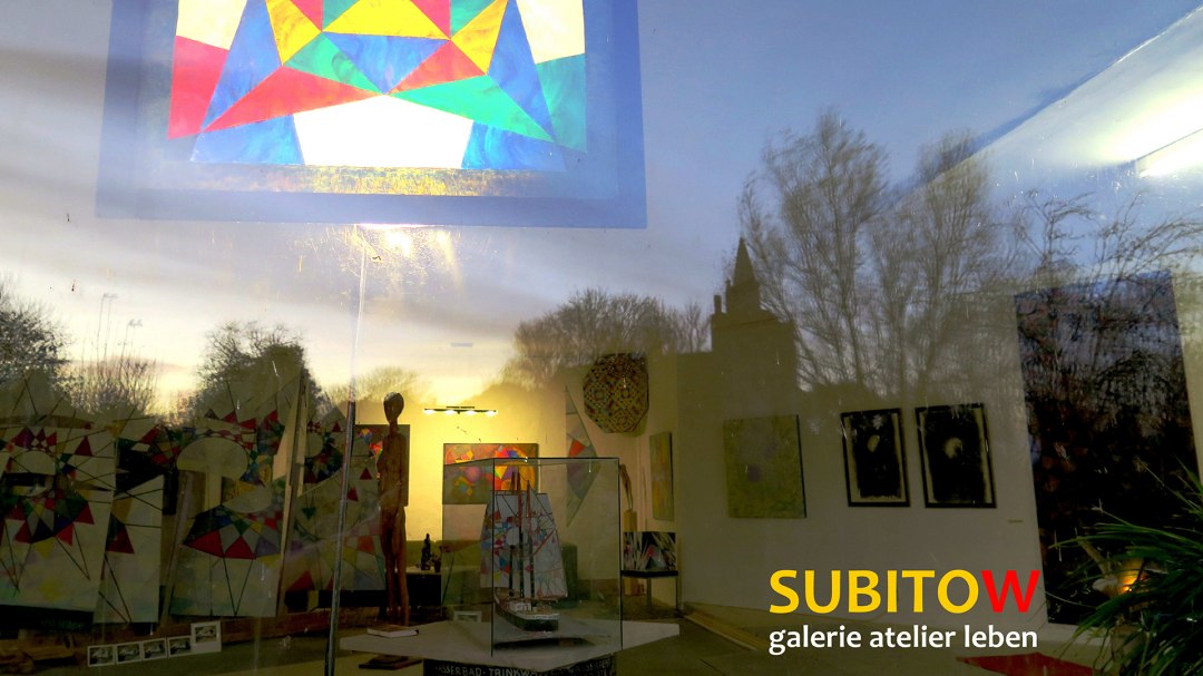 Uitzicht door het raam van de Subitow Galerie in de schemering, © Klaus Böllhoff