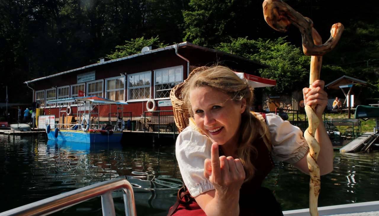 De sprookjesachtige wandelingen beginnen meestal bij de veerboot over de smalle rivier de Luzin, © Stefanie Keller De sprookjesachtige wandelingen beginnen meestal bij de veerboot over de smalle rivier de Luzin, © Stefanie Keller