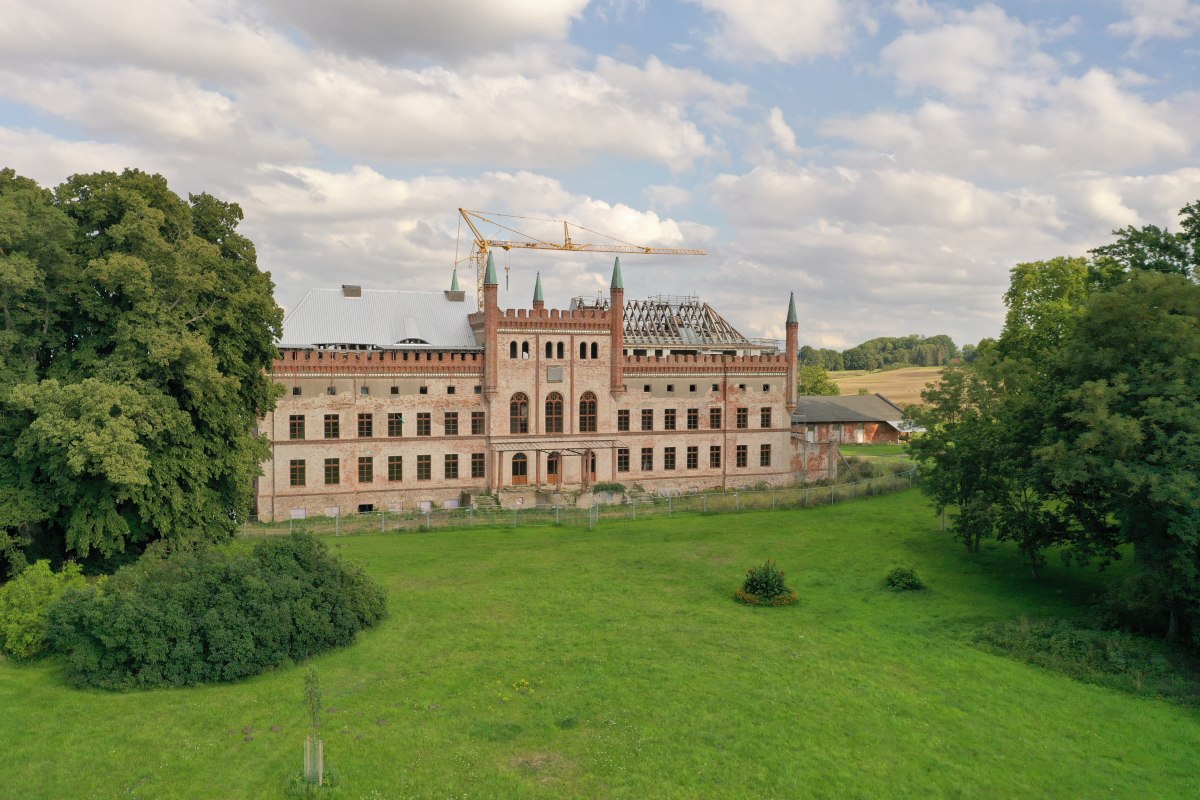 Kasteel Broock vanaf de parkzijde – met nieuwe ramen // © Schloss Broock GmbH & Co. KG / Jan Fischer Kasteel Broock vanaf de parkzijde – met nieuwe ramen // © Schloss Broock GmbH & Co. KG / Jan Fischer