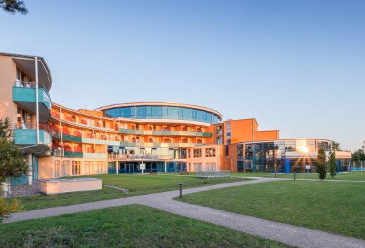 Centrum spa Waren z zewnątrz o zachodzie słońca